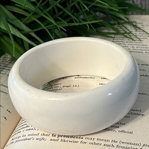 White Bangle Bracelet chunky lucite acrylic bangle 70s 80s vibe summer